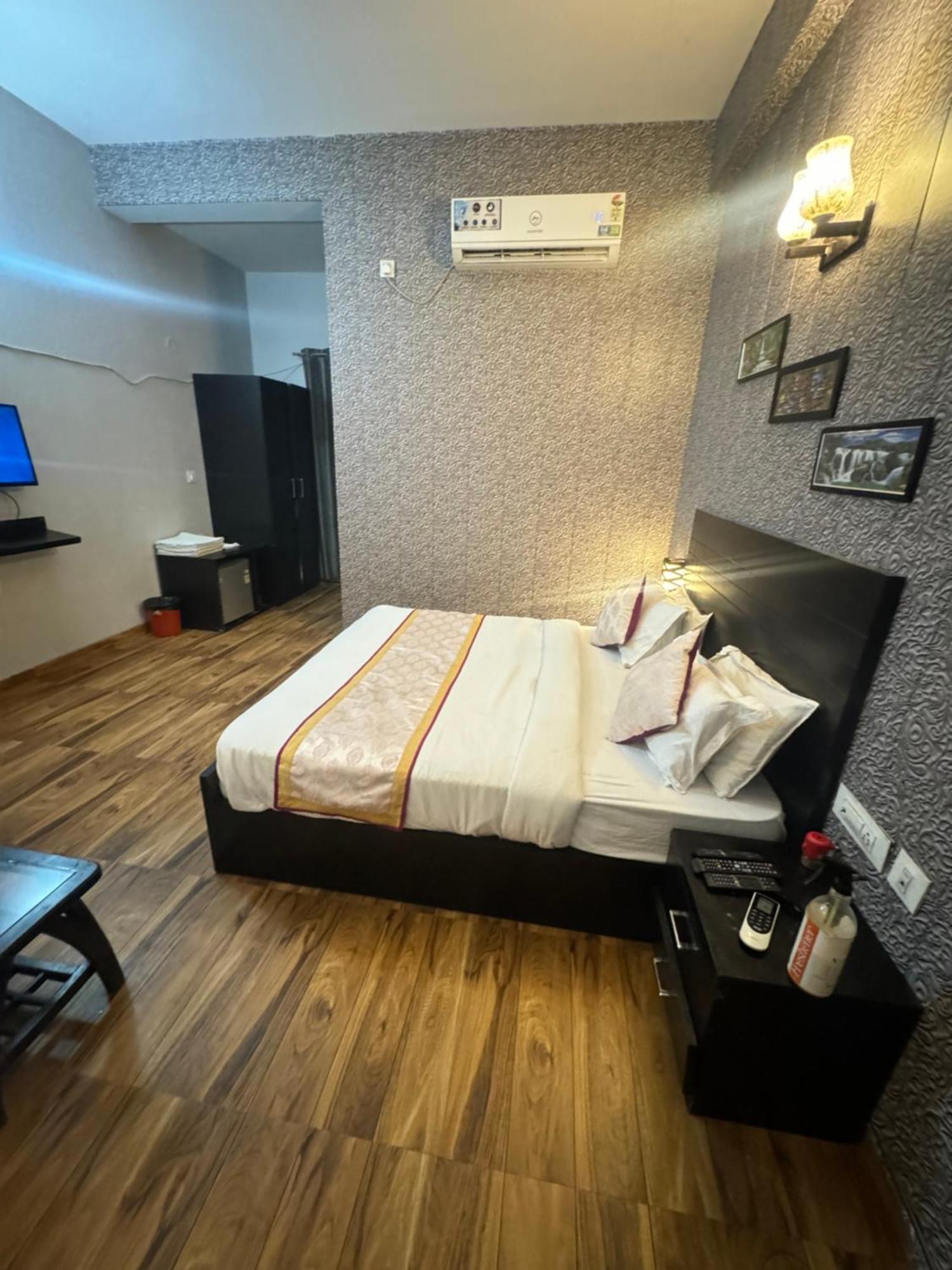 Pearl Suites At Omex Entrenity Vrindāvan Exterior foto